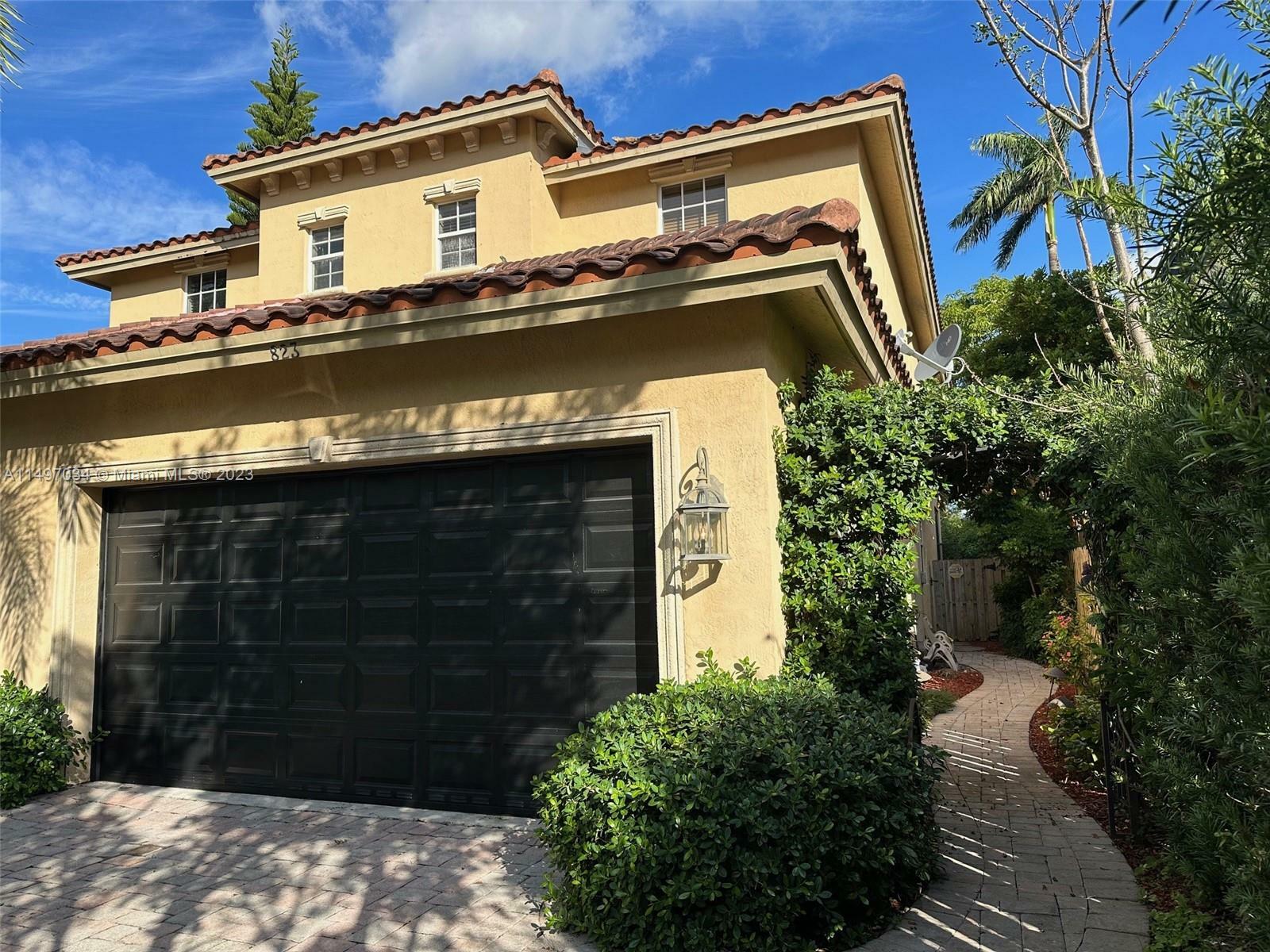 Property Photo: 823 SW 11th St FL 33315