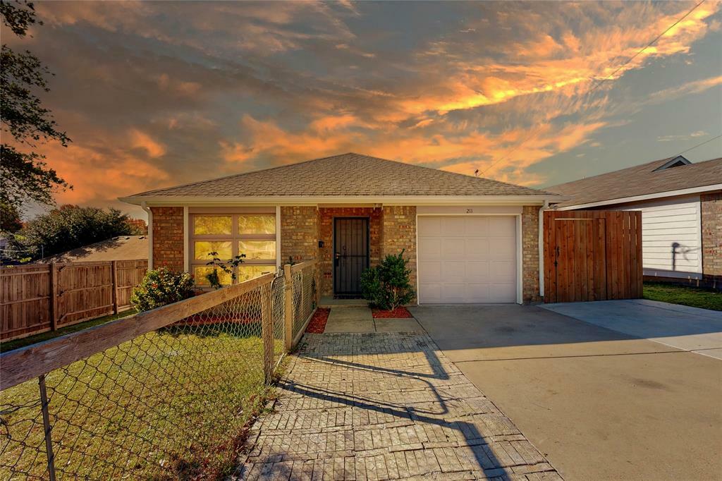Property Photo: 211 Ezekial Avenue TX 75217