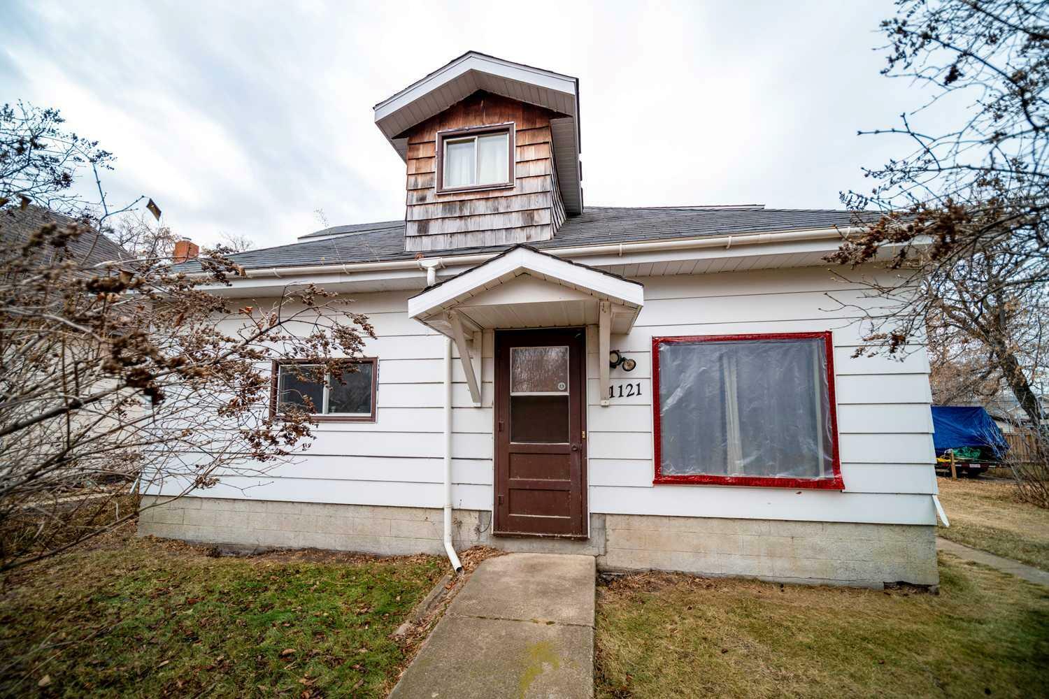 Property Photo:  1121 4 Avenue  AB T9W 1G7 