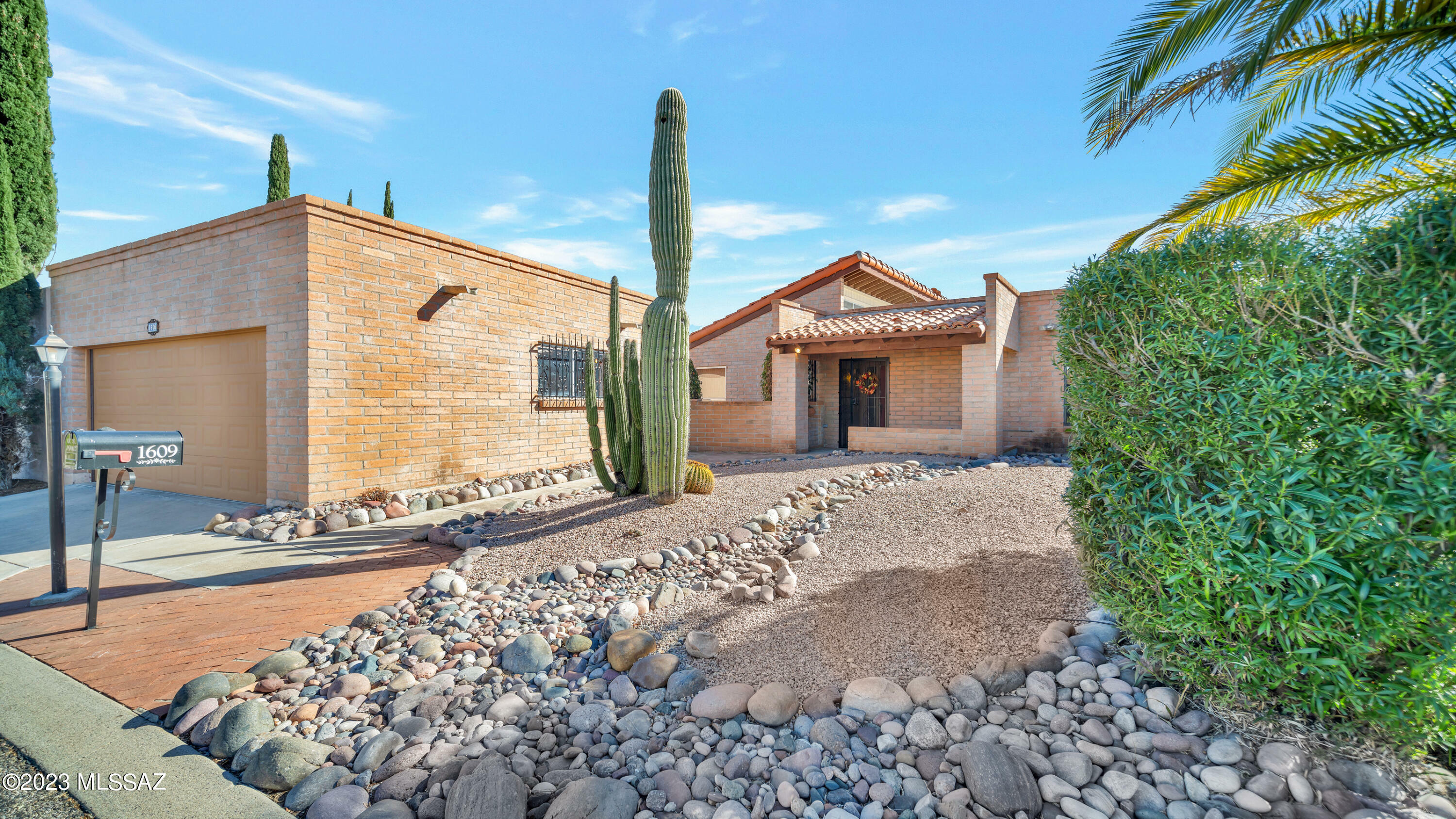 Property Photo: 1609 W Calle Hacienda AZ 85622