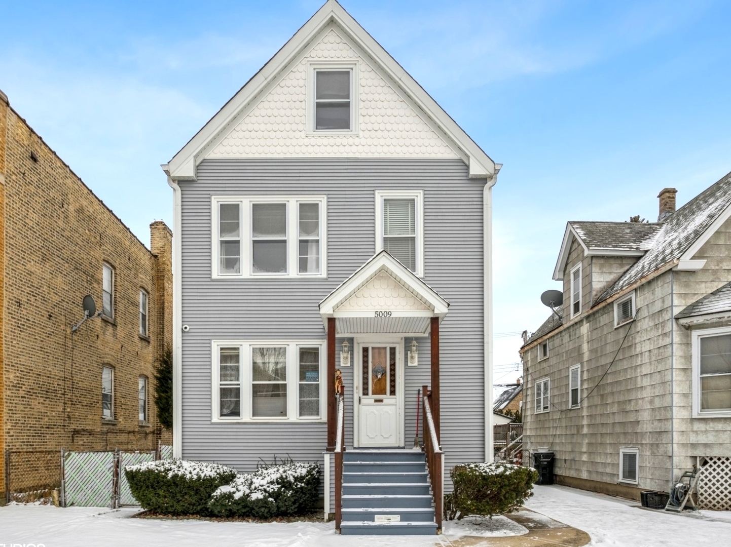 Property Photo: 5009 W Byron Street 2 IL 60641