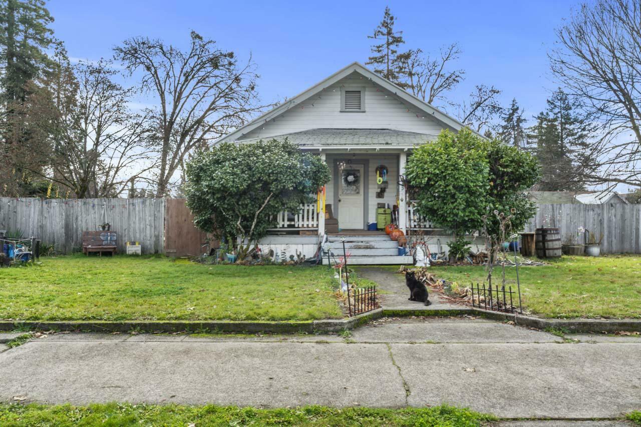 Property Photo:  423 SW J Street  OR 97526 