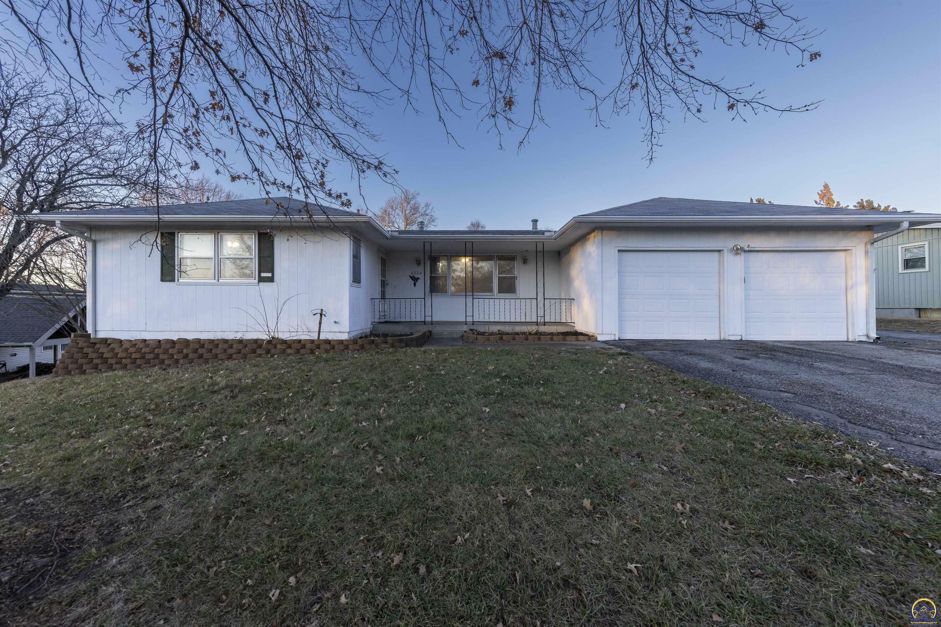 Property Photo:  4324 SE 26th St  KS 66605 