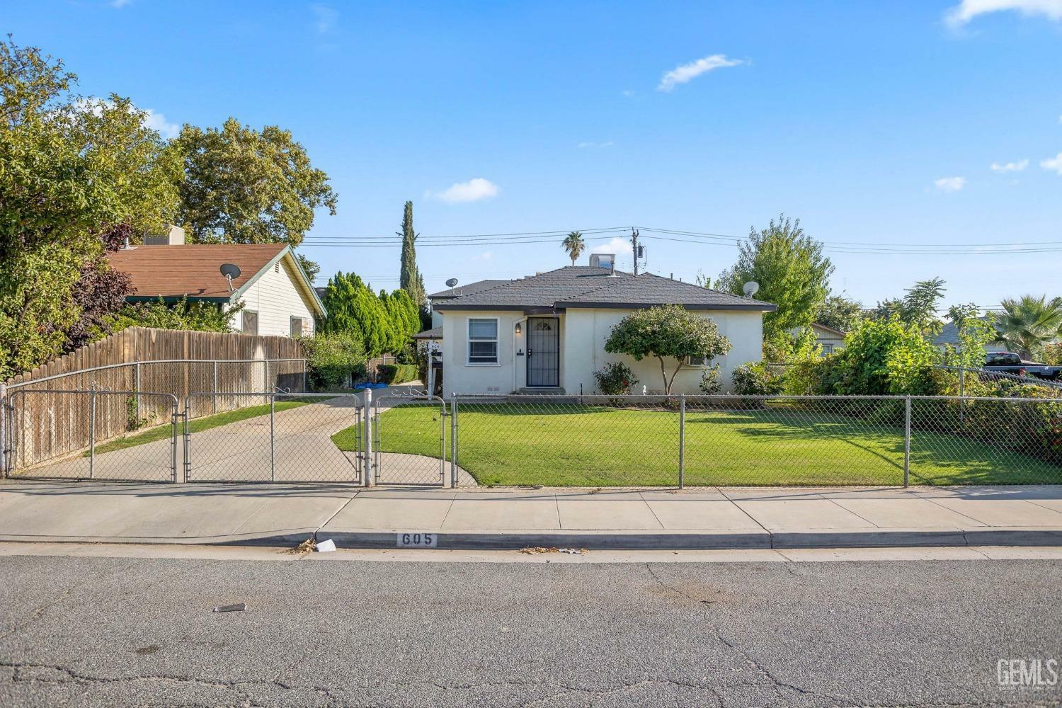 Property Photo:  605 Lincoln Avenue  CA 93308 