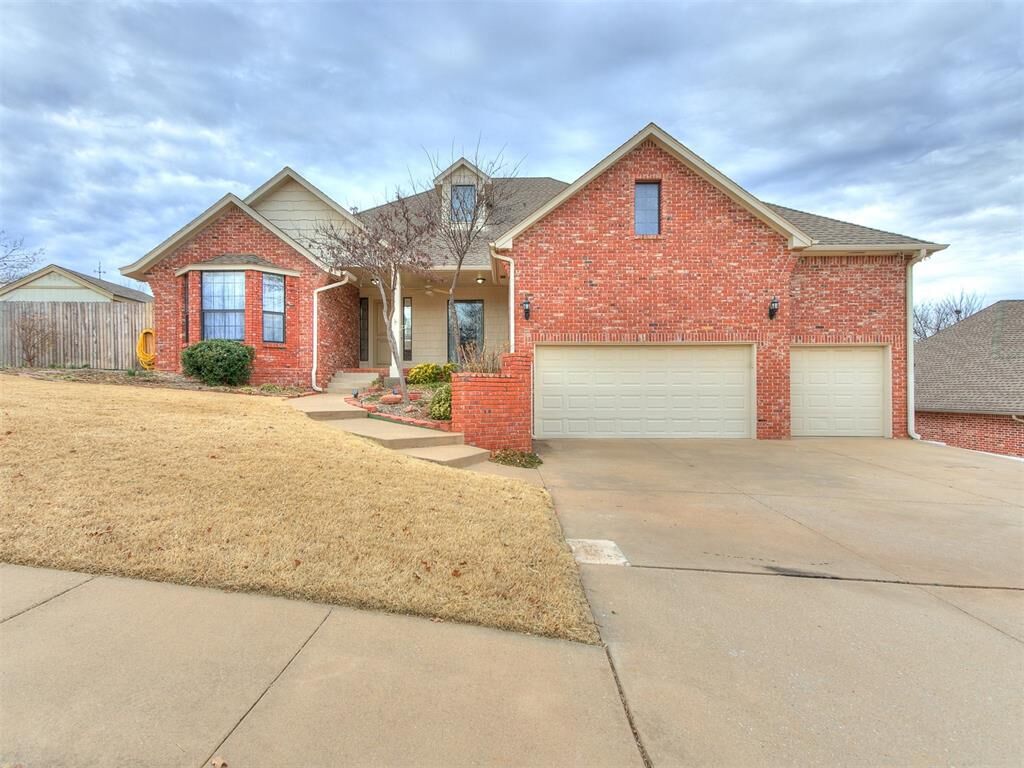 Property Photo: 2601 Ashebriar Lane OK 73034