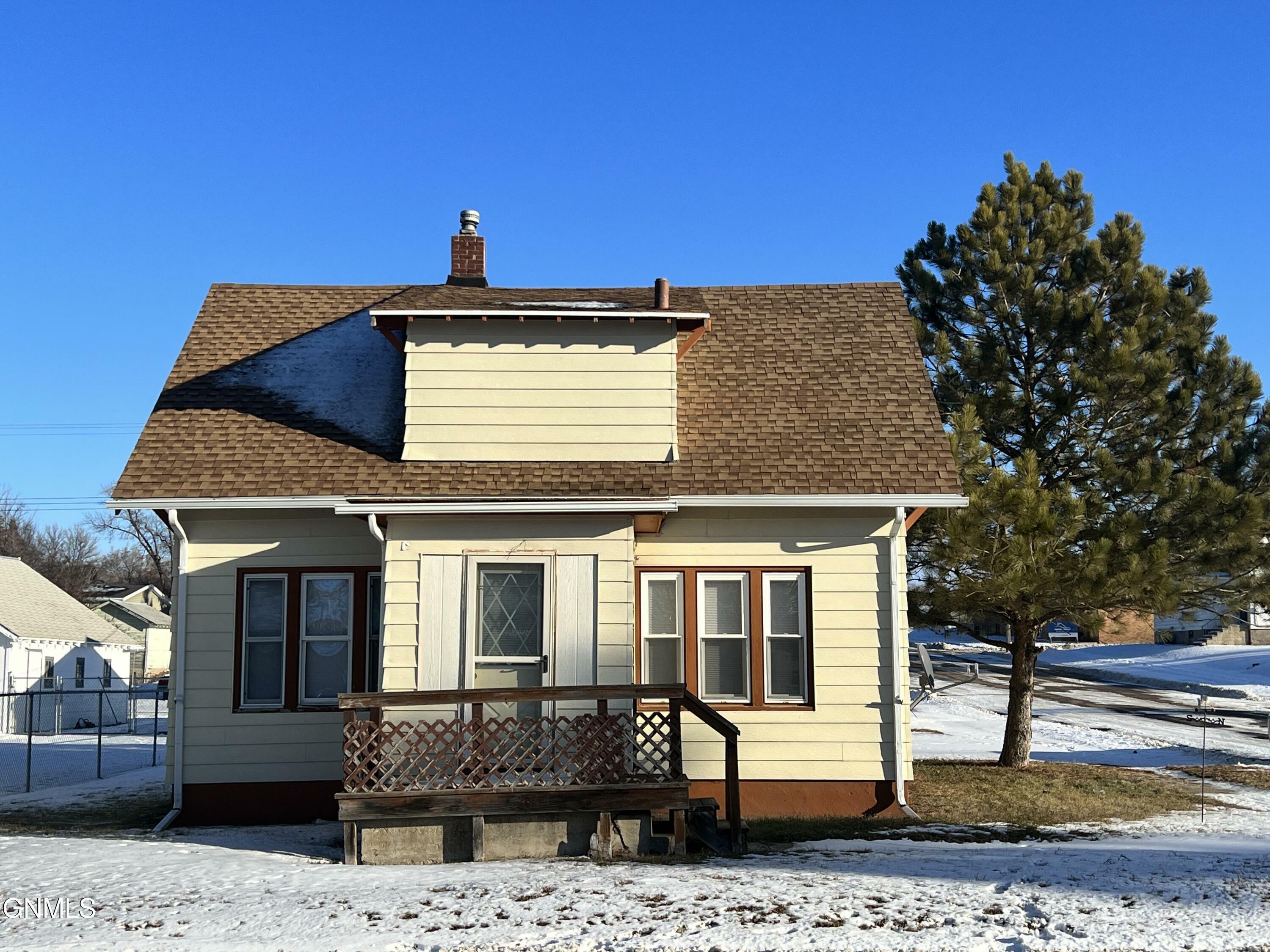 Property Photo:  427 2nd Street SE  ND 58784 