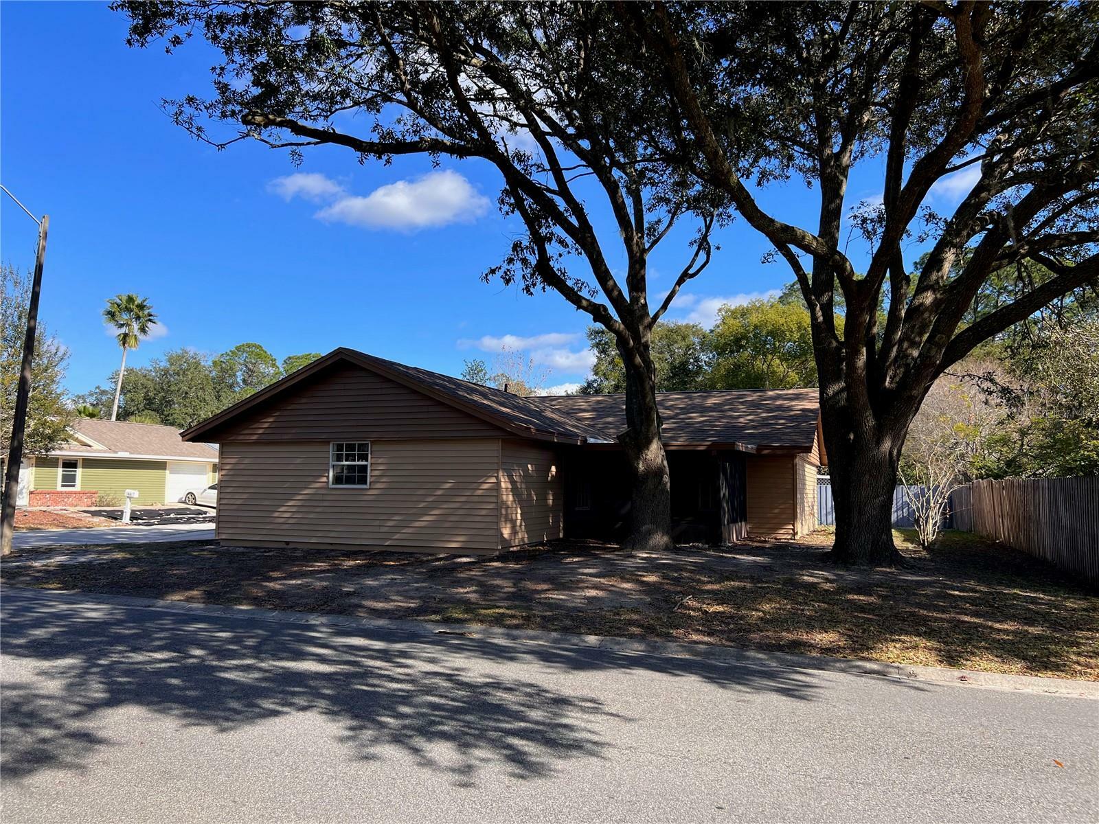 Property Photo:  704 Crestwood Way  FL 32708 