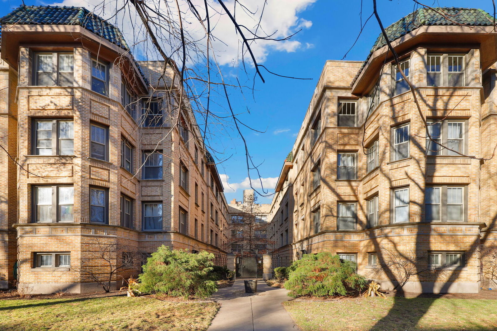 Property Photo:  1366 W Greenleaf Avenue Gn  IL 60626 