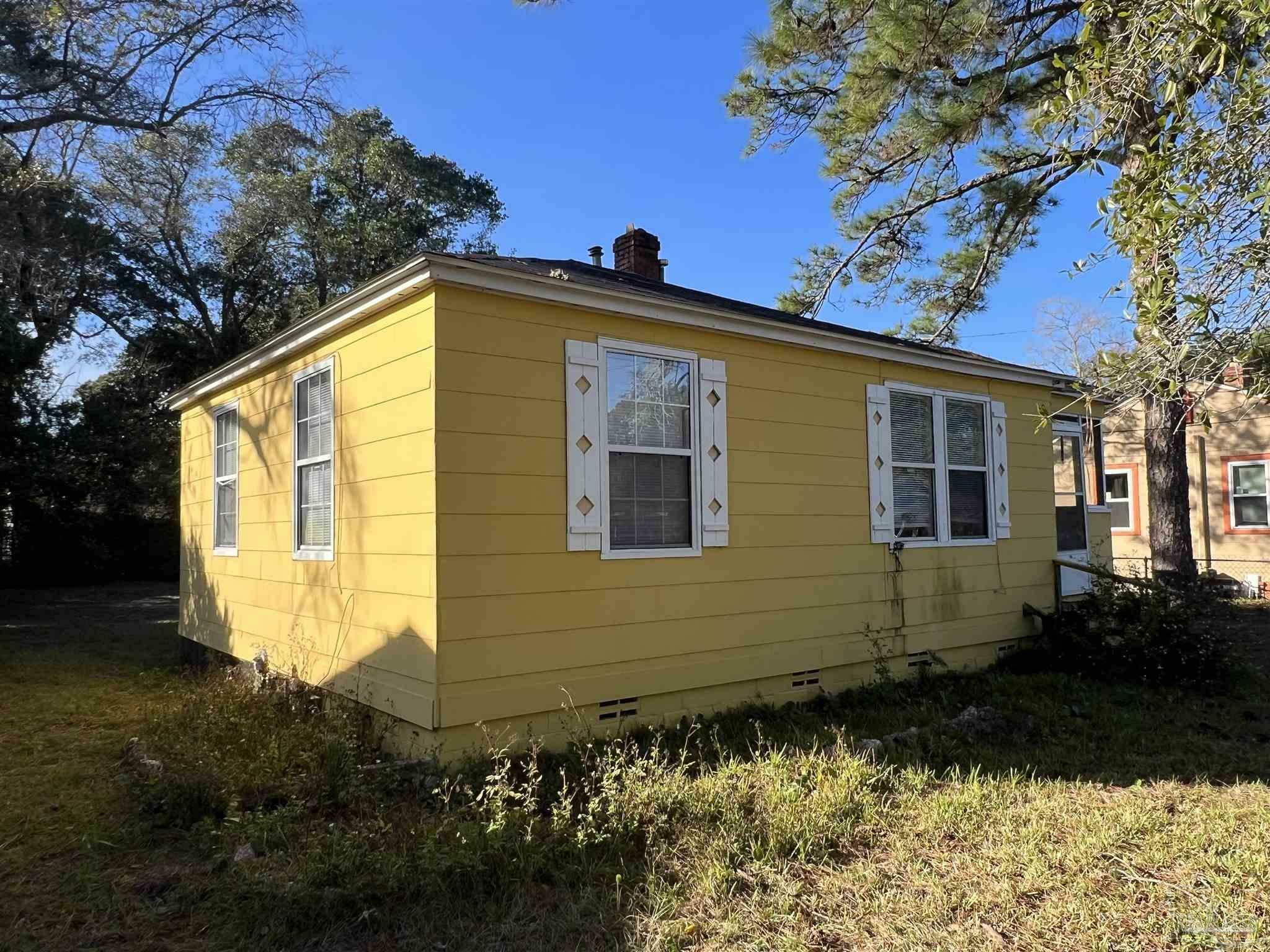 Property Photo:  11 E Carver Dr  FL 32507 