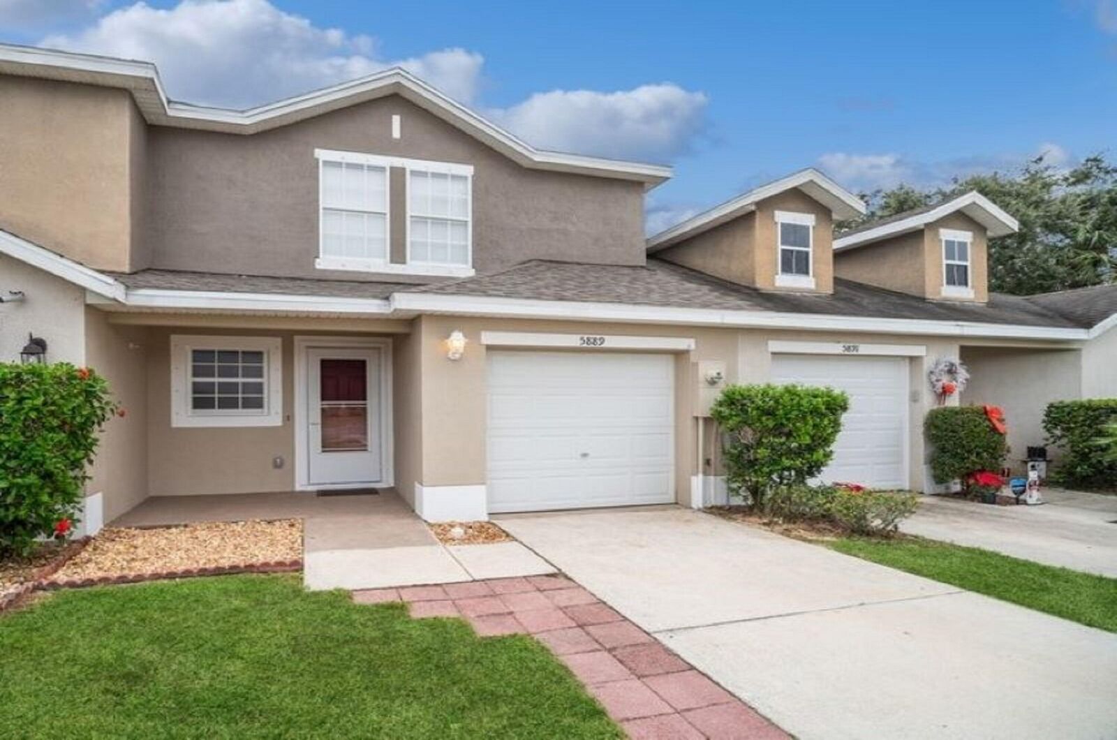 Property Photo: 5889 Dexter Court FL 32780