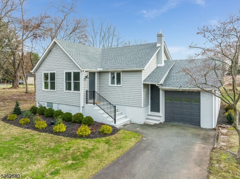 Property Photo:  5 Leslie Ct  NJ 08822 