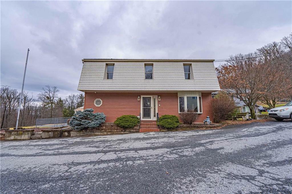 Property Photo:  121 White Oak Lane  PA 18049 