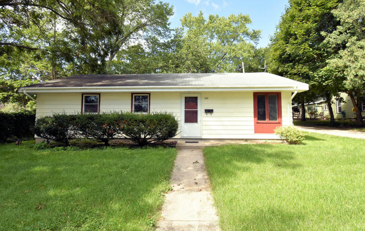 Property Photo:  242 S Summit St  WI 53190 