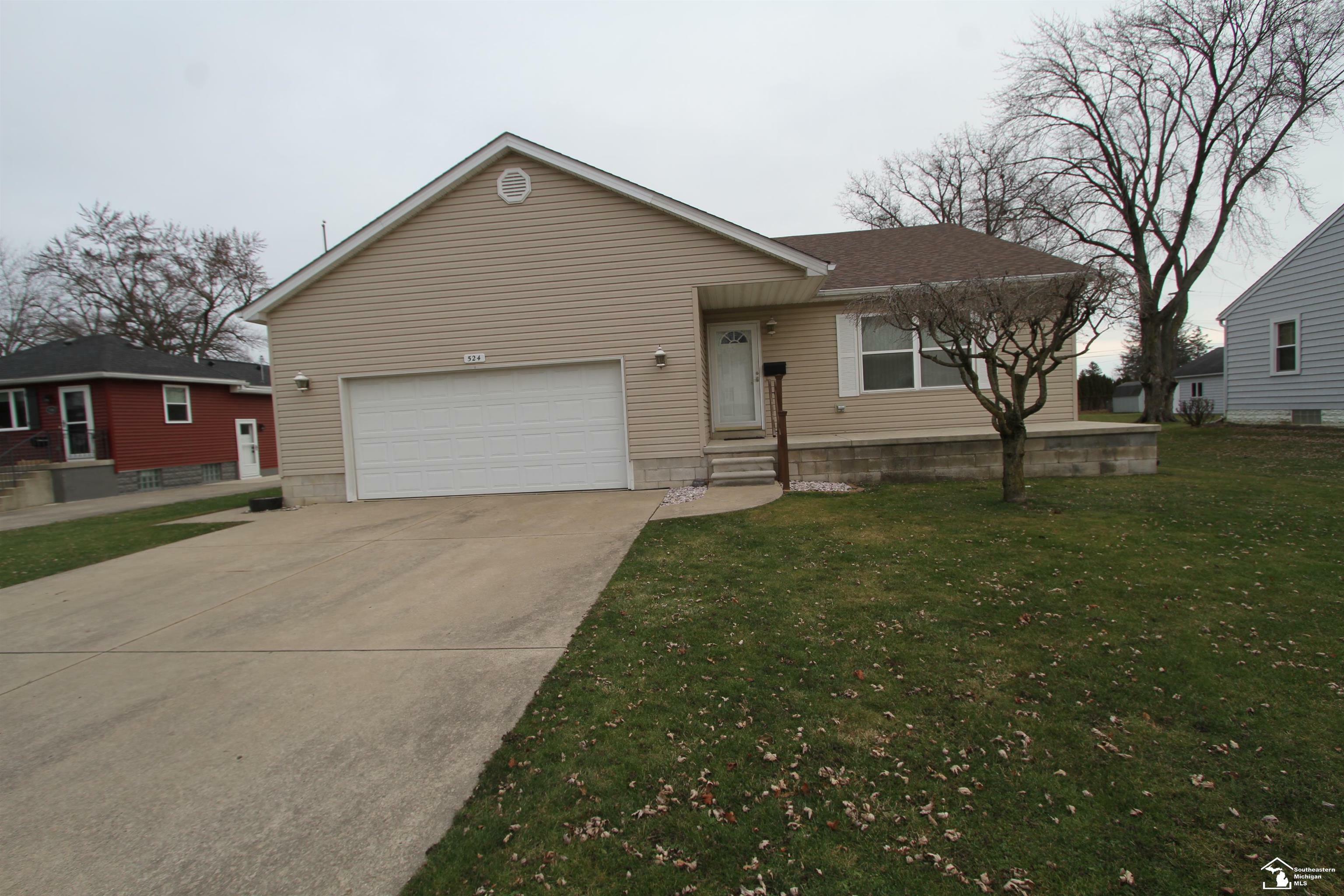 Property Photo:  524 Lavender  MI 48162 