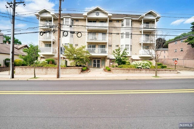 Property Photo:  420 Passaic Street 4H  NJ 07601 