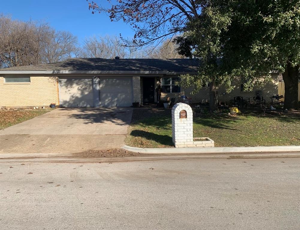 Property Photo: 1204 Bradford Drive TX 76053