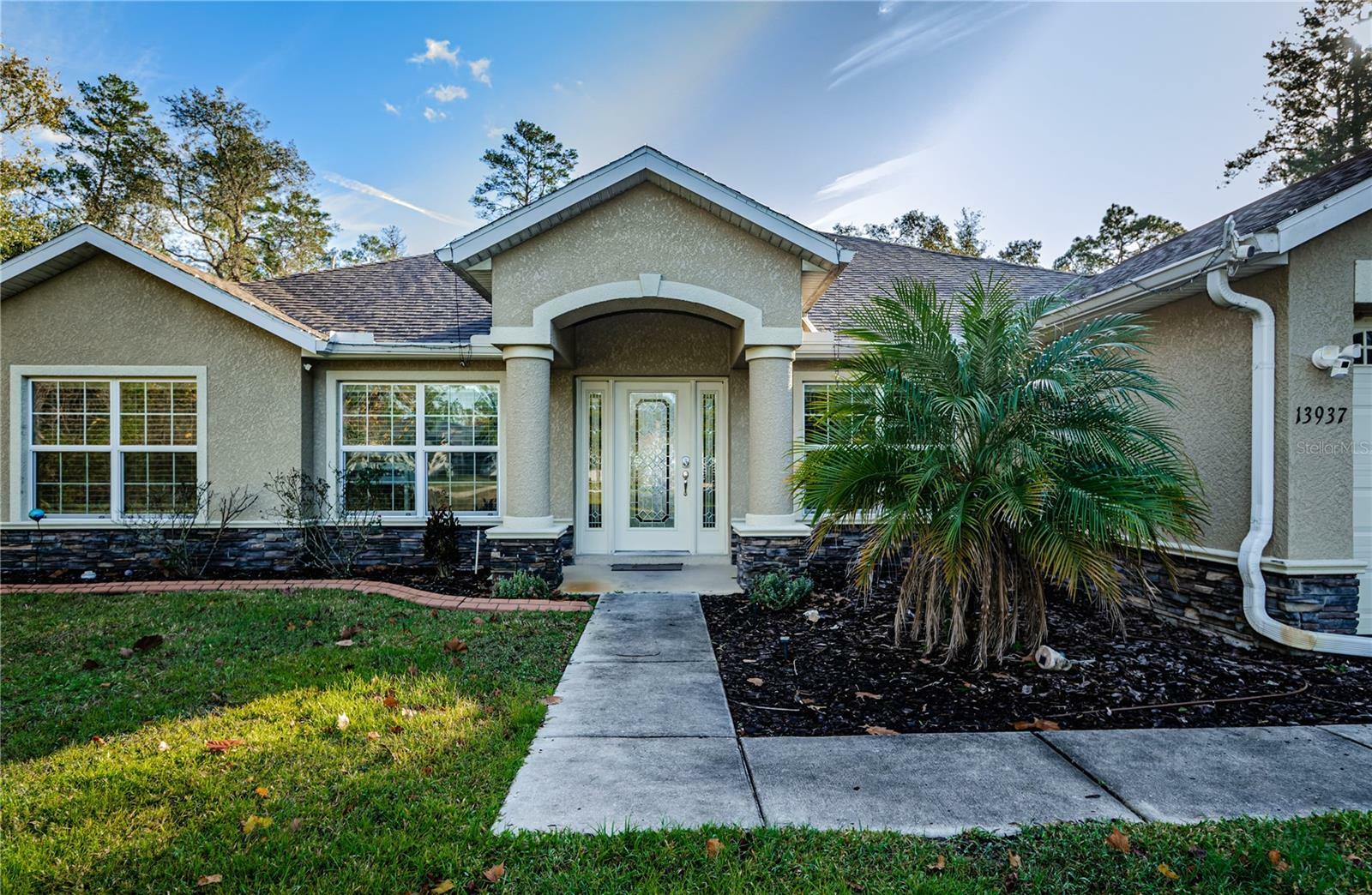 Property Photo:  13937 Sand Oak Court  FL 34669 