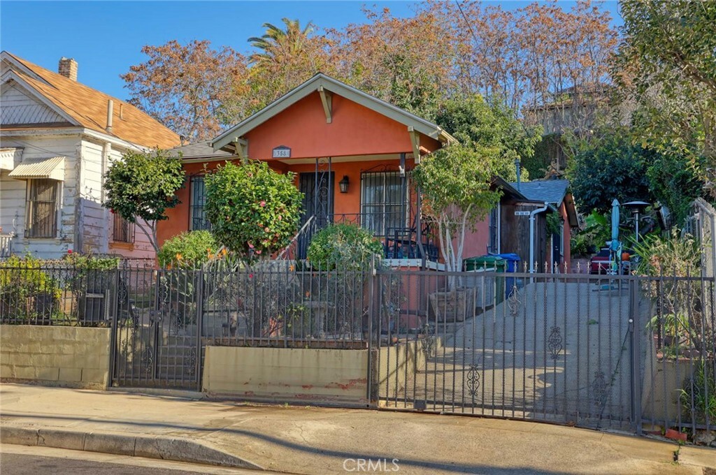 Property Photo:  358 Patton Street  CA 90026 