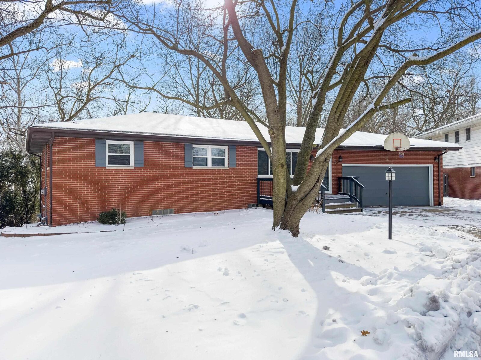Property Photo: 4212 N Rosemary Court IL 61614