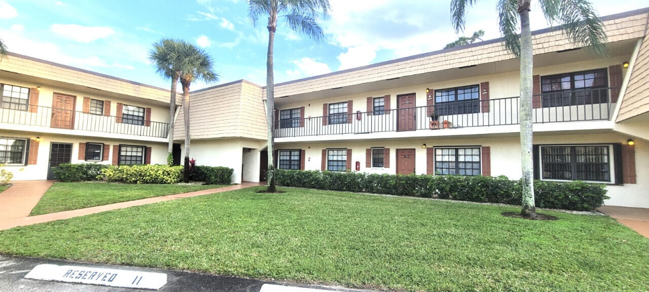 Property Photo: 4121 Oak Terrace Drive FL 33463