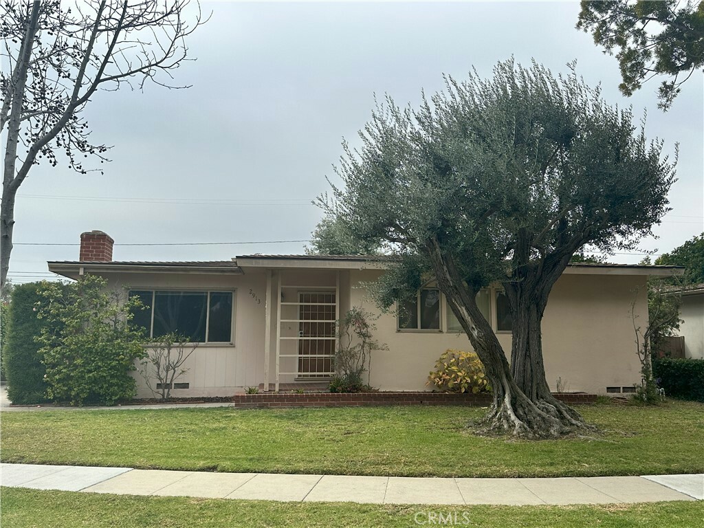 Property Photo:  2913 Vuelta Grande Avenue  CA 90815 