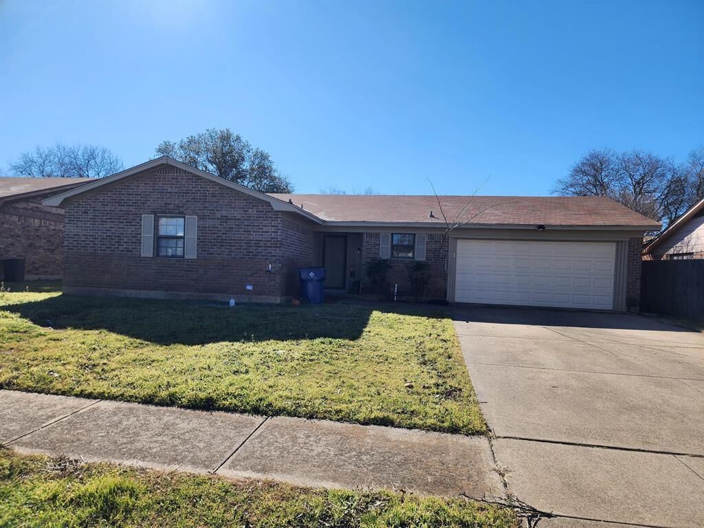 Property Photo:  825 Colony Drive  TX 76036 