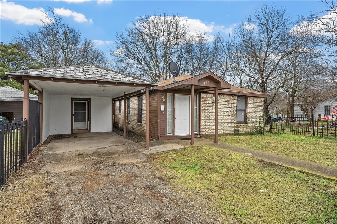 Property Photo:  206 N Waco Street  TX 76664 