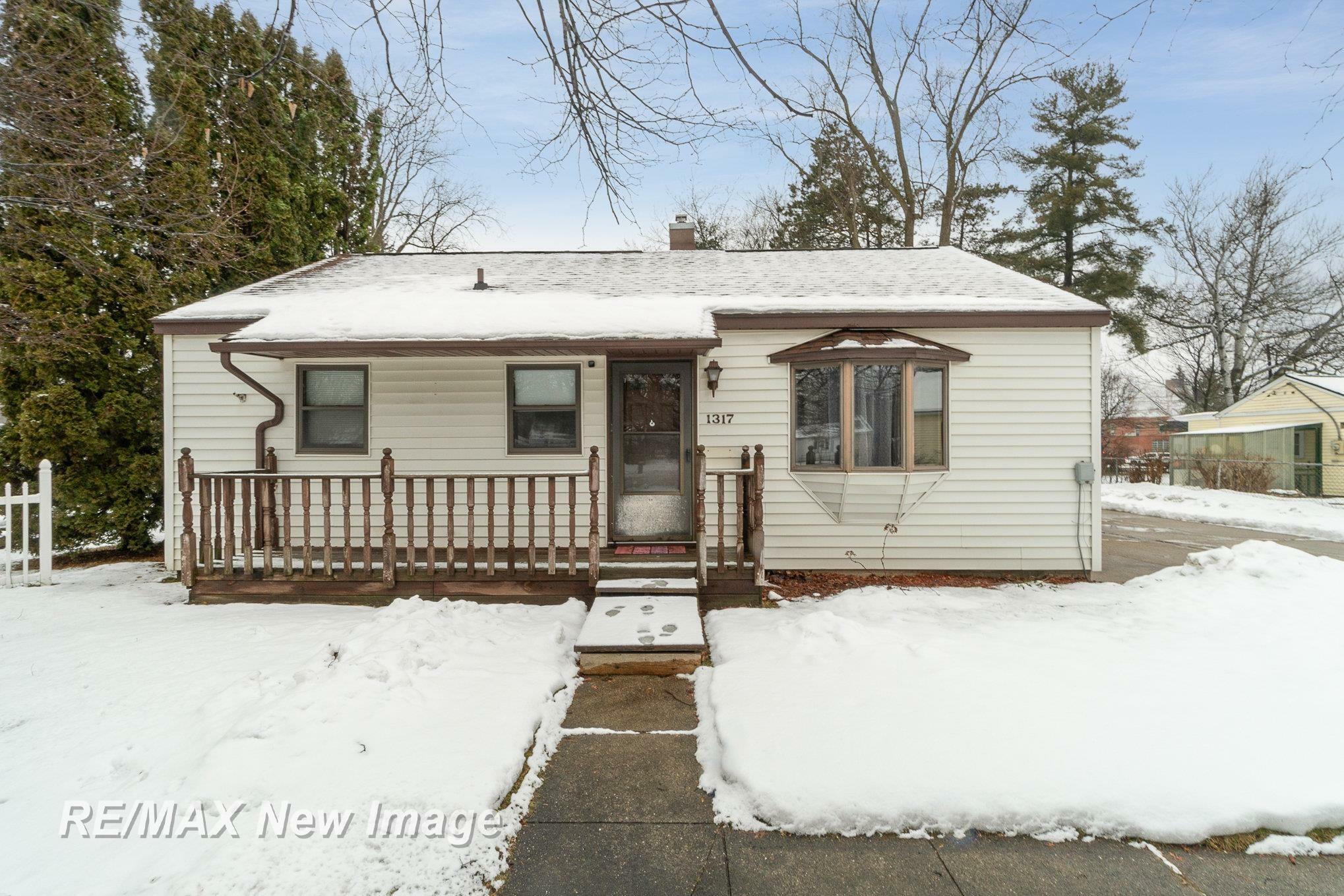 Property Photo:  1317 E Saint Andrews  MI 48642 