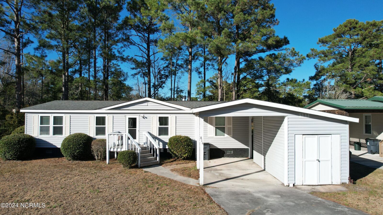 Property Photo: 814 Mast Court NC 28443