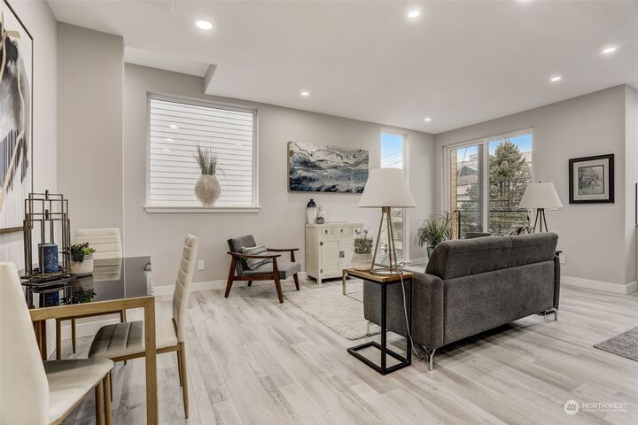 Property Photo: 6033 42nd Avenue SW C WA 98136