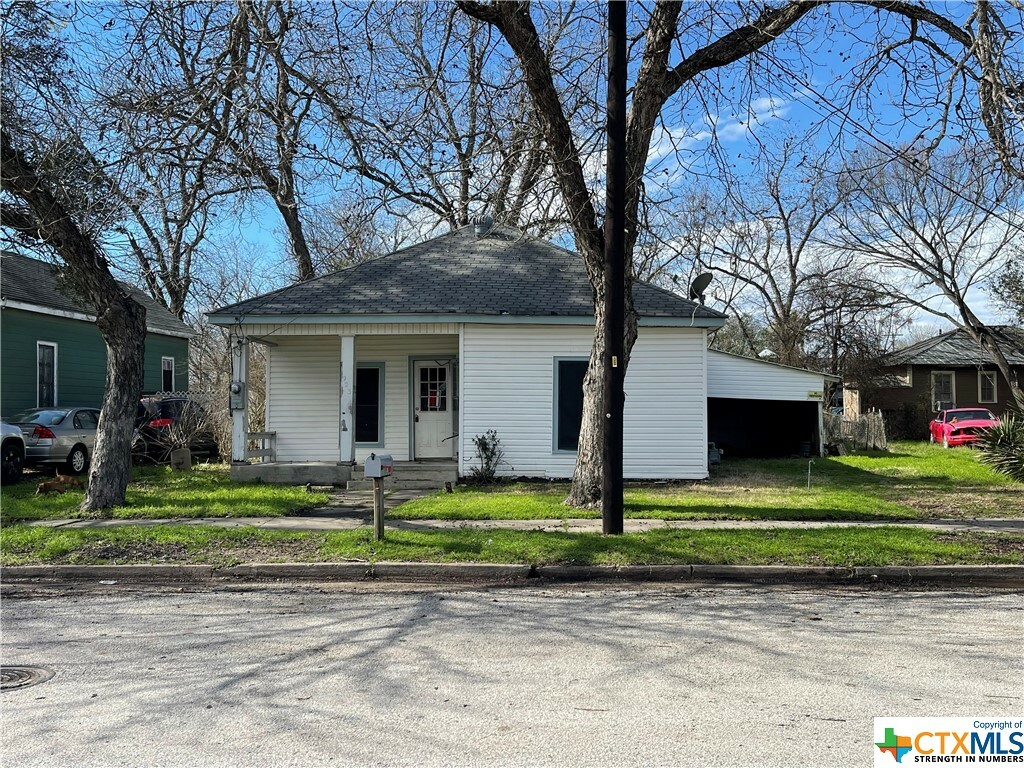 Property Photo:  923 N College Street  TX 78629 