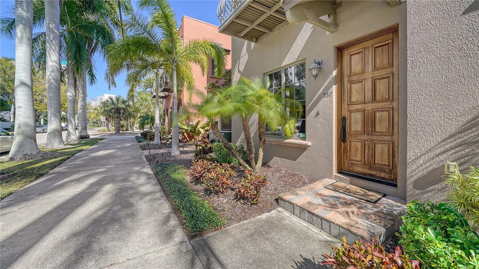 Property Photo:  557 S Palm Avenue 22  FL 34236 