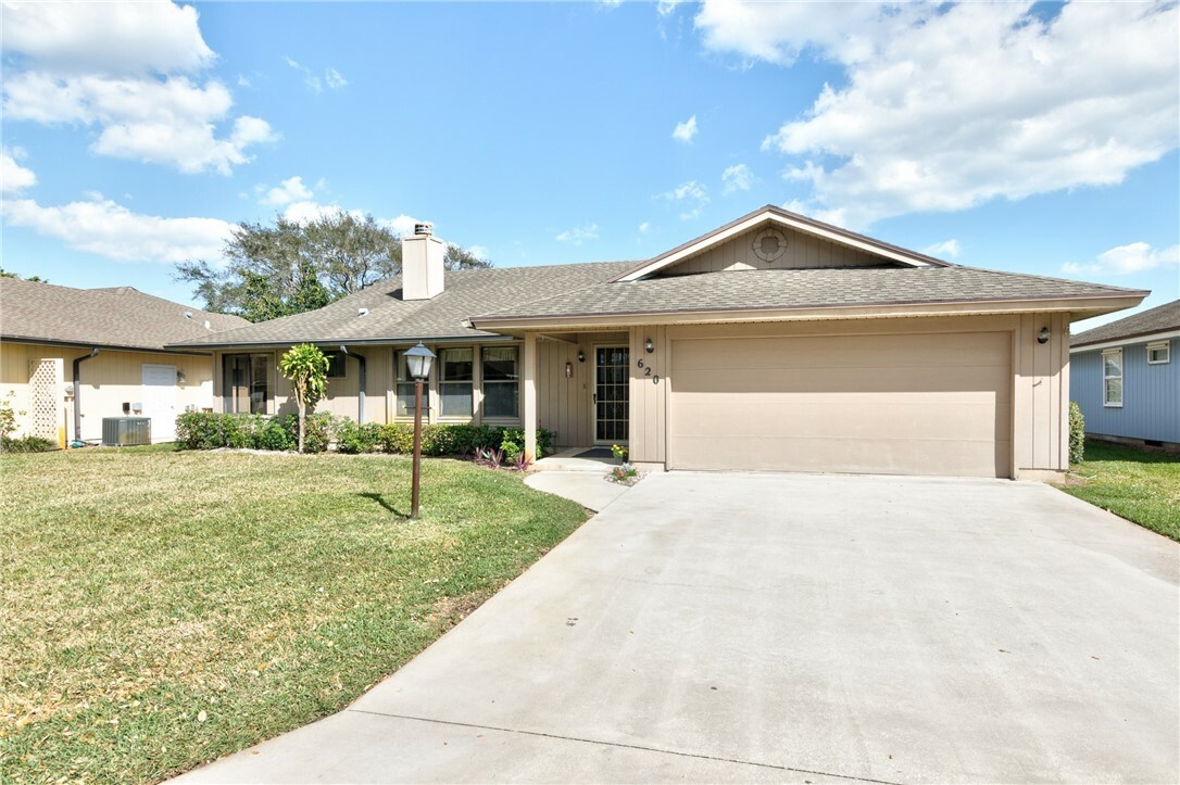 Property Photo:  620 Fox Run SW  FL 32962 