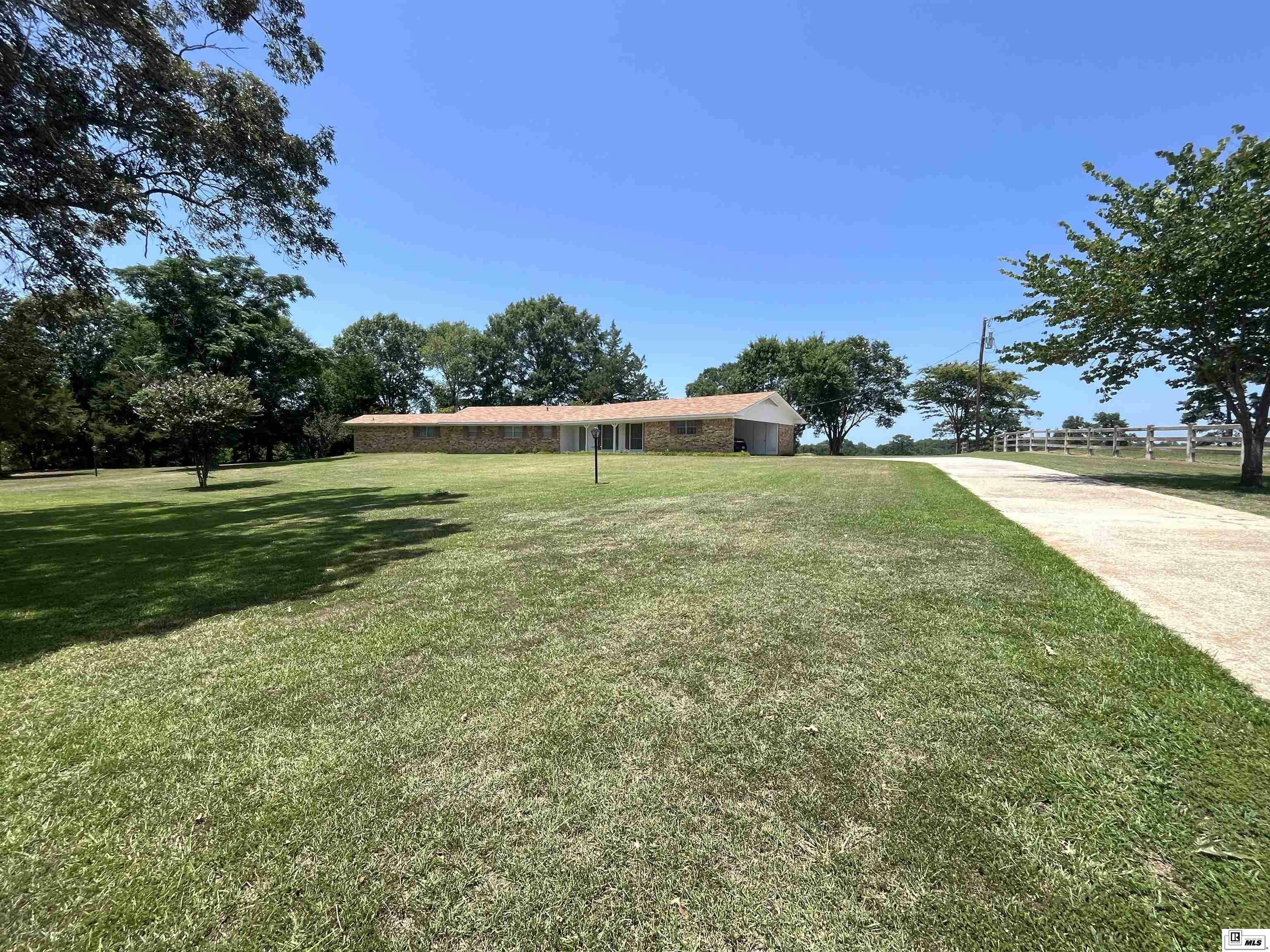 Property Photo:  1241 Country Club Circle  LA 71055 