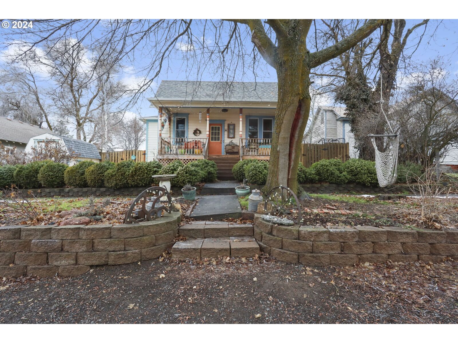 Property Photo: 104 Court St OR 97039
