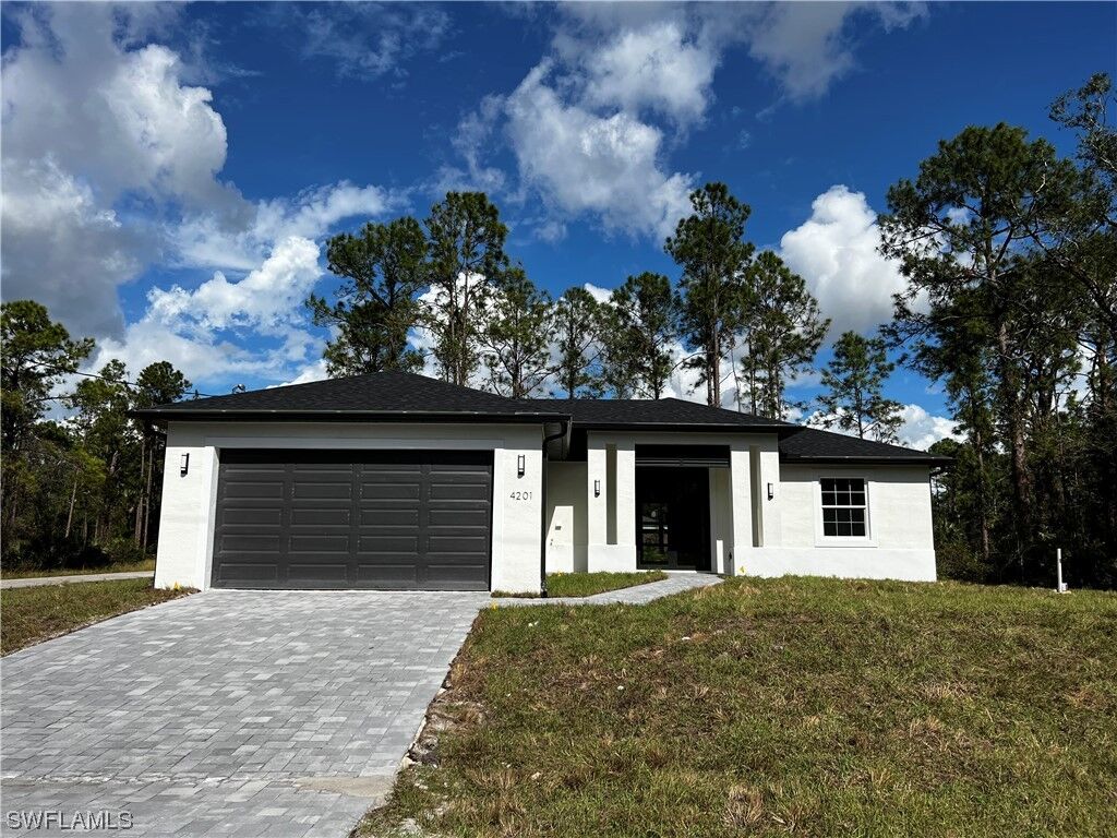 Property Photo: 2000 Jefferson Avenue FL 33920