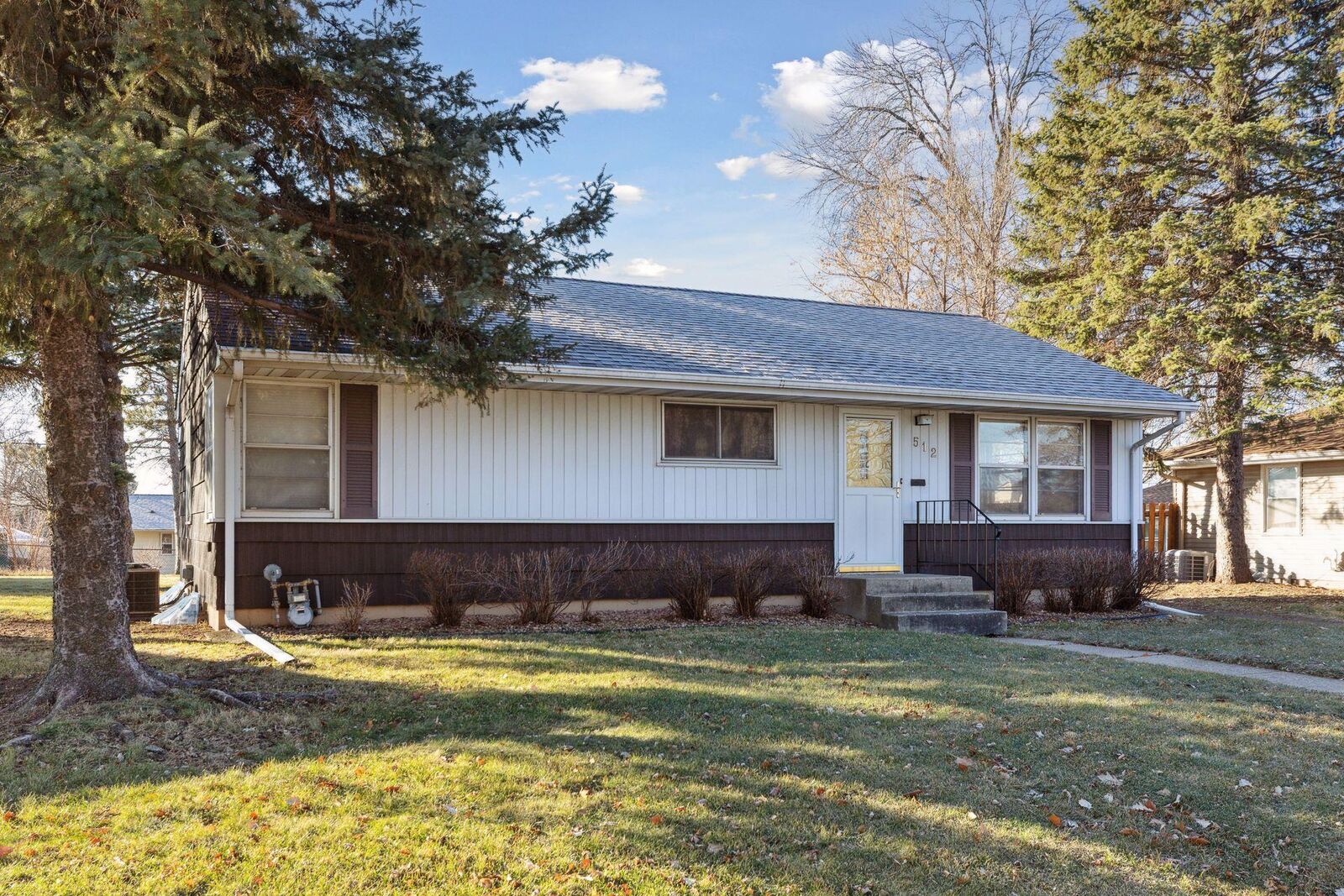 Property Photo:  512 E Idaho Avenue  MN 55130 