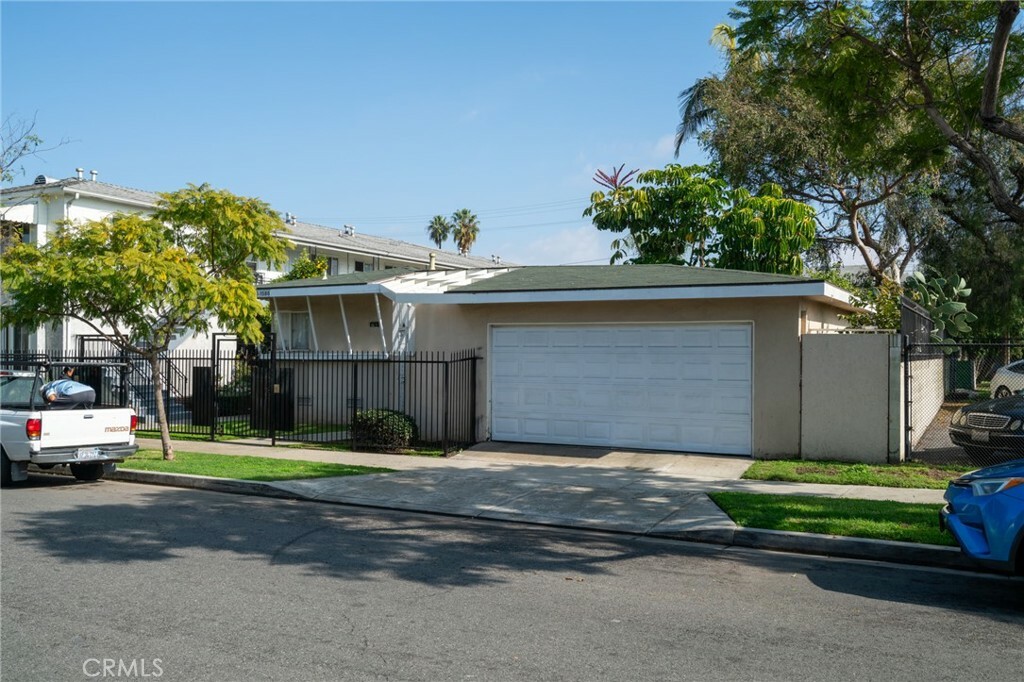 Property Photo:  1584 Chestnut Avenue  CA 90813 