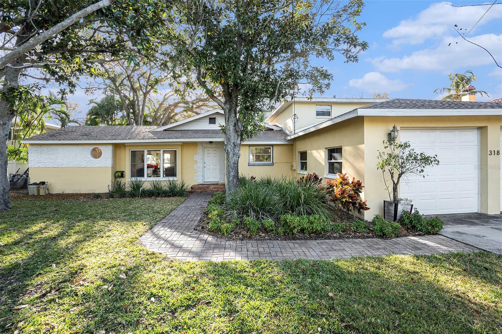 Property Photo:  318 Ling A Mor Terrace S  FL 33705 