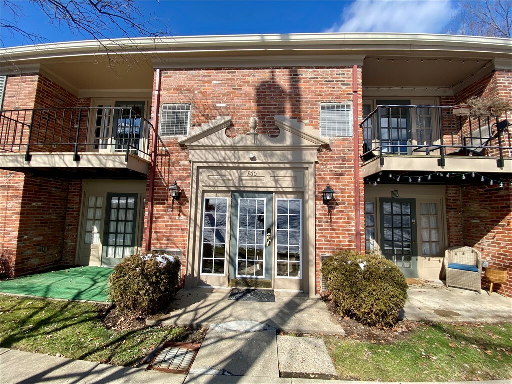 Property Photo:  960 Chatham Park Dr J  PA 15216 