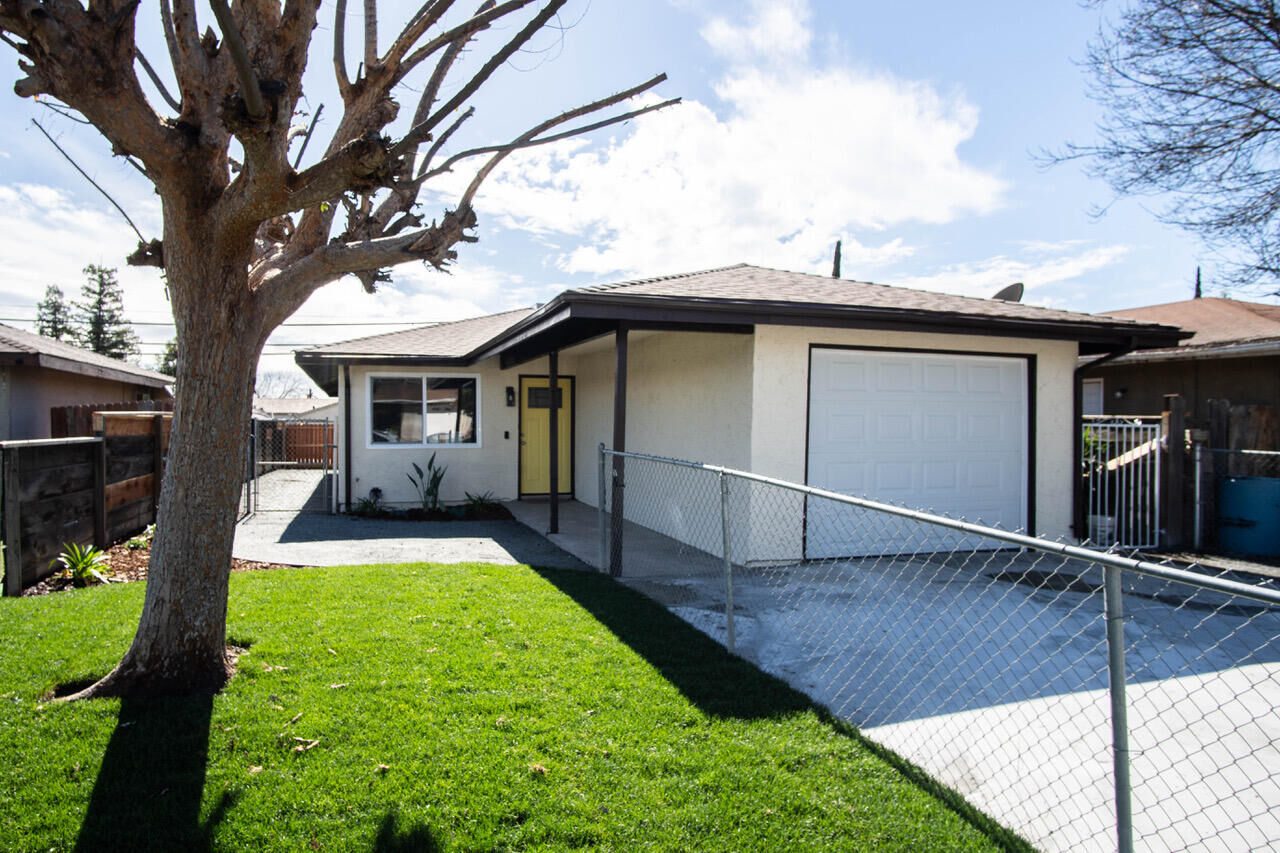 Property Photo: 841 E Willow Avenue CA 93257