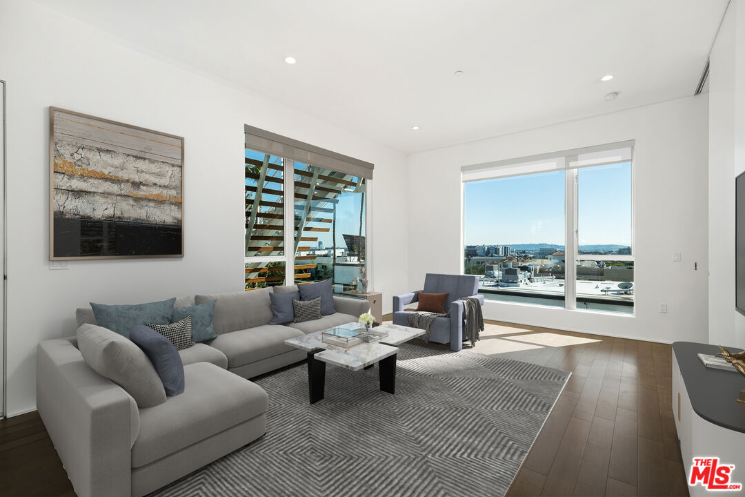 Property Photo: 935 N San Vicente Blvd 7 CA 90069