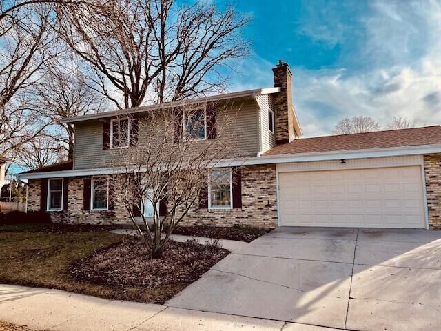 Property Photo:  913 School Dr  WI 53189