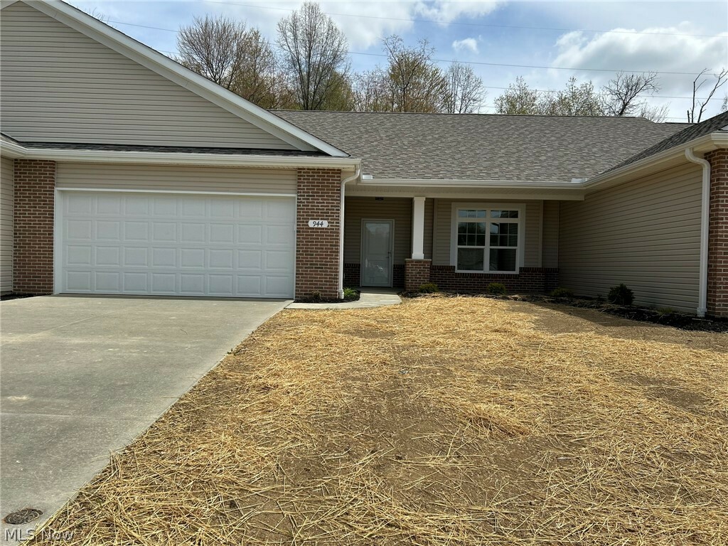 944 Queen Anne Drive NW  Massillon OH 44647 photo