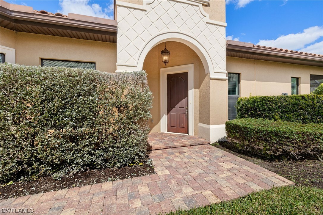 Property Photo: 6636 Roma Way FL 34113