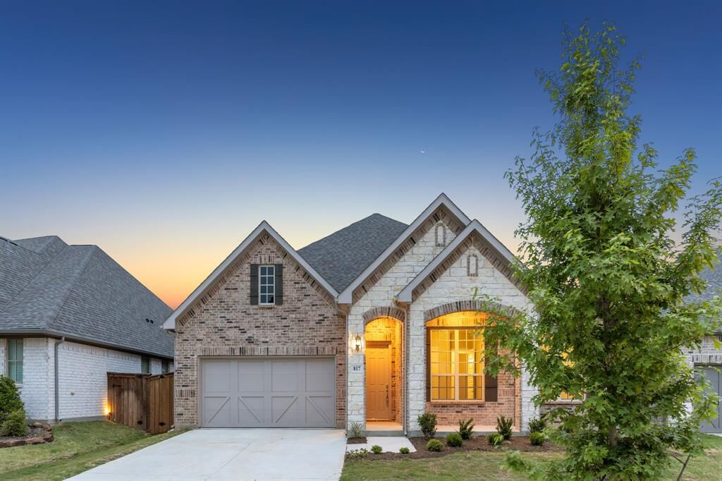 Property Photo:  817 Fallbrook Avenue  TX 76210 