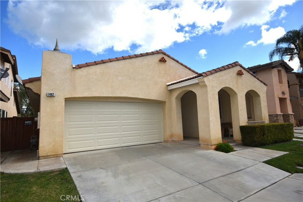 Property Photo:  1462 Albillo Loop  CA 92571 