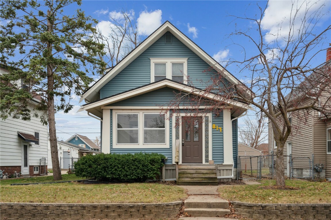 Property Photo:  817 H Avenue NW  IA 52405 