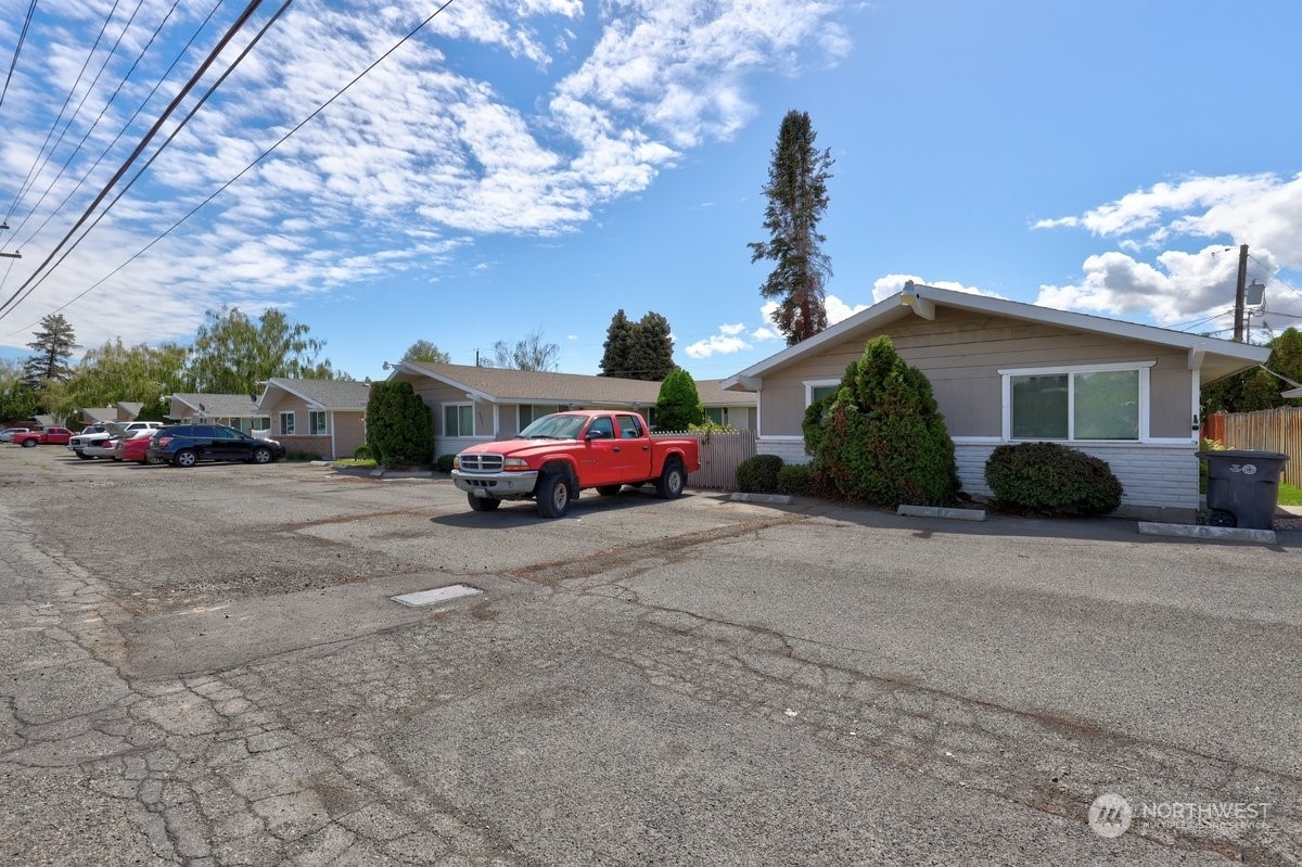 Property Photo:  4902 W Chestnut Avenue  WA 98908 