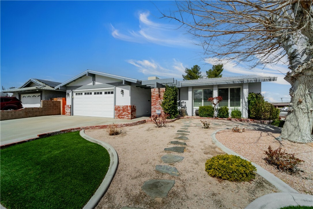 Property Photo:  2549 E Avenue R4  CA 93550 